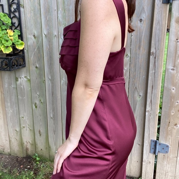 Wine coloured formal dress - Picture 6 of 9